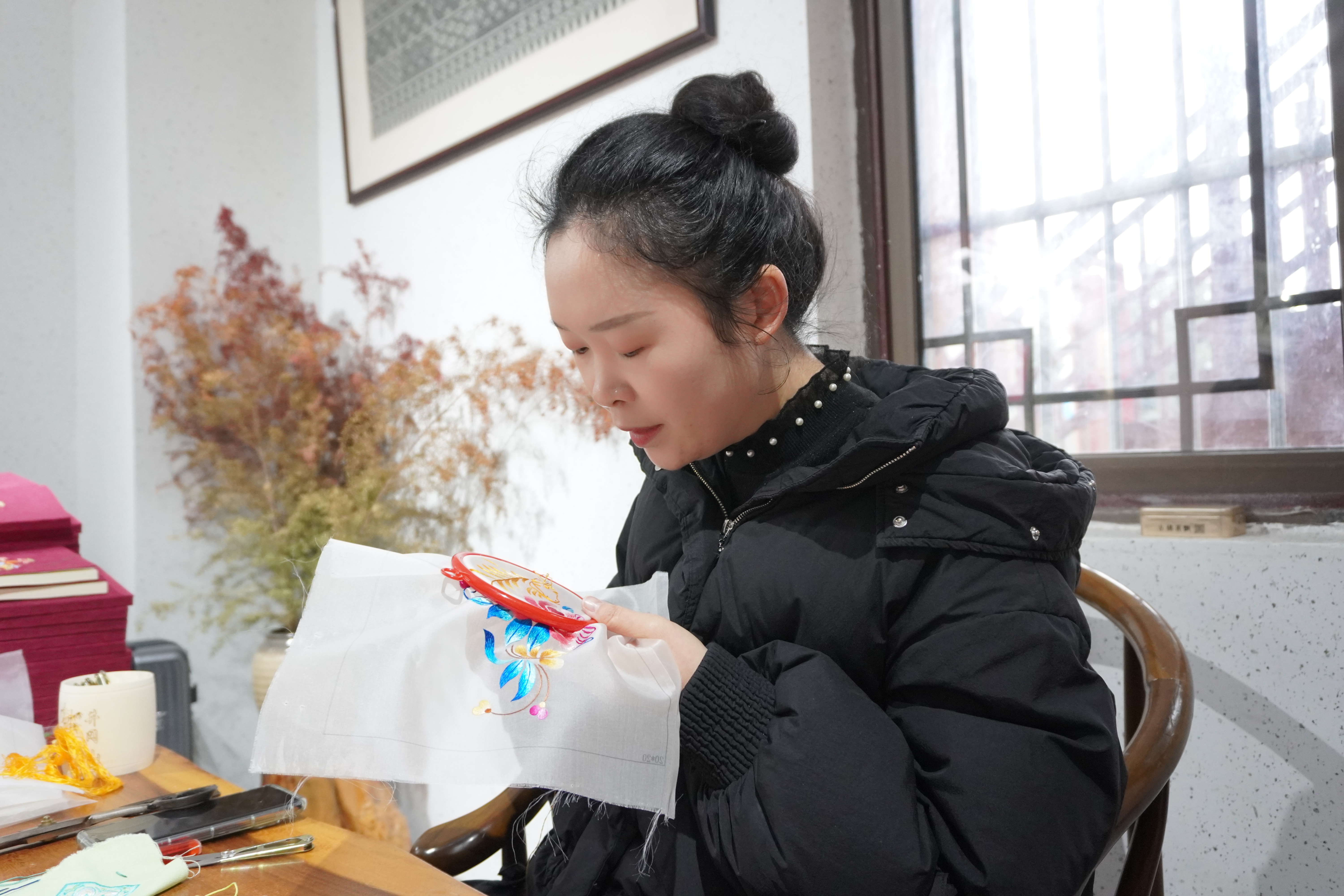 张兰的羌绣作品与获奖证书